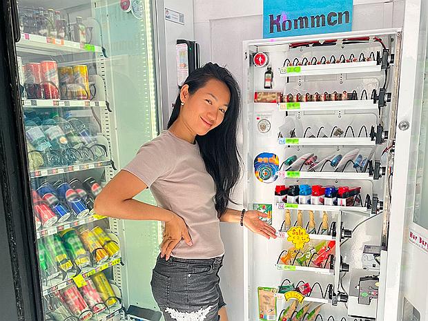 Innen 1 großer gekühlter Automat für Getränke und 2 kleinere Automaten